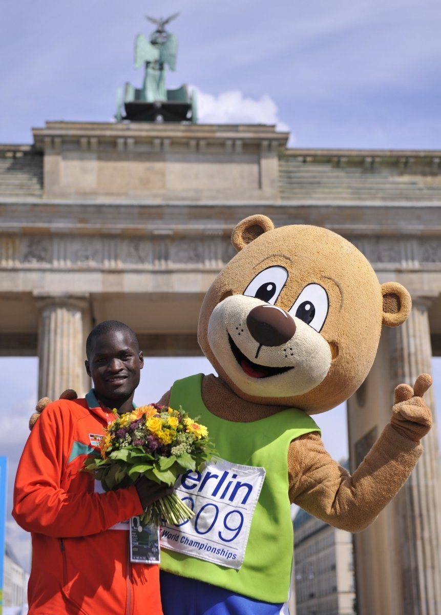 Vítězný keňský maratonec Abel Kirui (vlevo) a Berlino