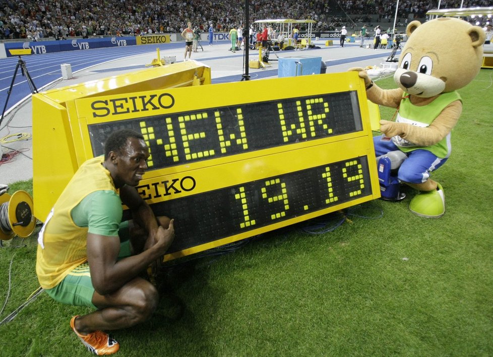 Usain Bolt a Berlino pózují před světelnou tabulí s novým světovým rekordem