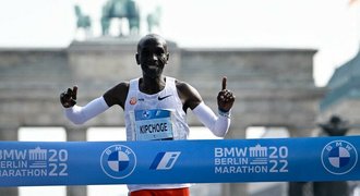 Kipchoge v Berlíně o 30 vteřin pokořil vlastní světový rekord v maratonu