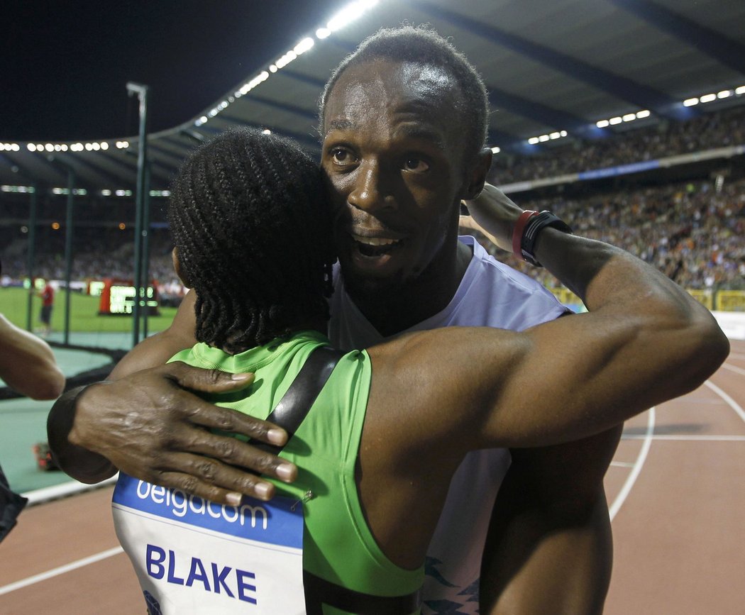 Usain Bolt gratuluje svému tréninkovému parťákovi