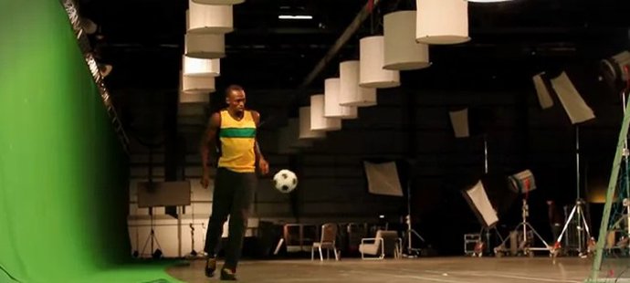 Usain Bolt si s míčem hraje rád.