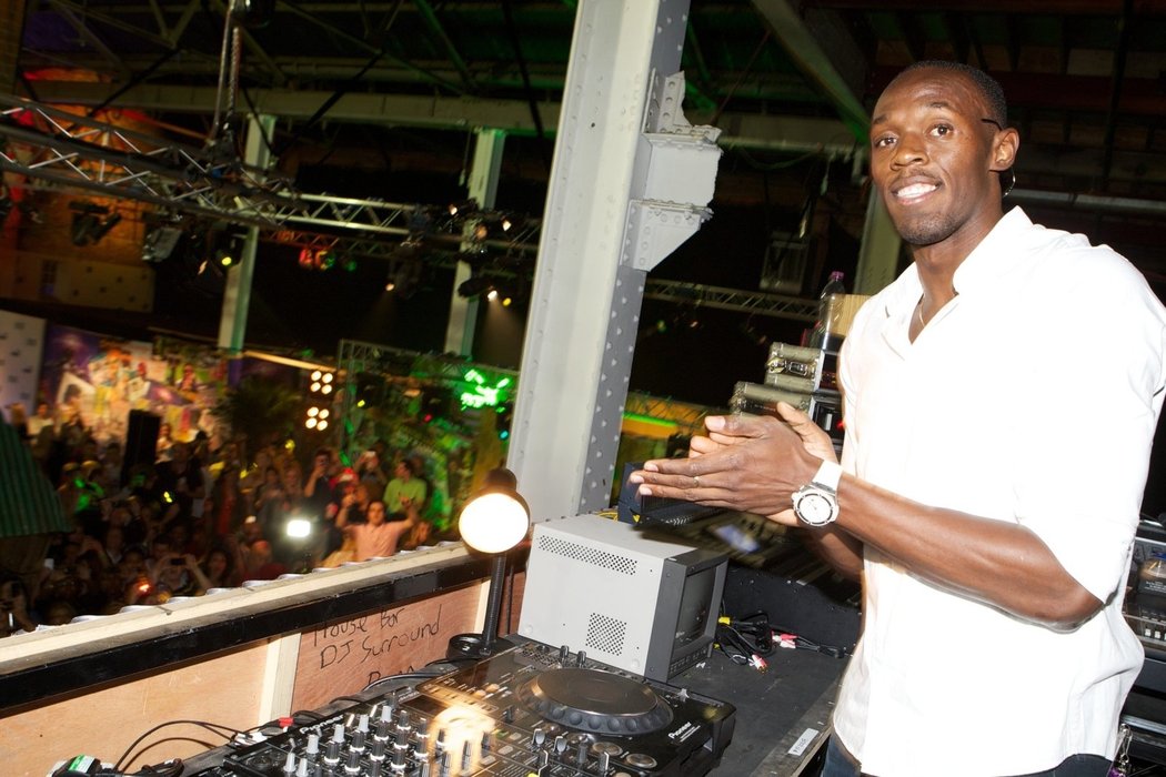 Jamajský sprinter Usain Bolt si na oslavu třetího olympijského zlata z Londýna vyzkoušel roli hudebního dýdžeje