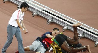 Bolt po drsném pádu žertoval: Toho chlápka zaplatil Gatlin