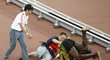 Usain Bolt při srážce s čínským kameramanem