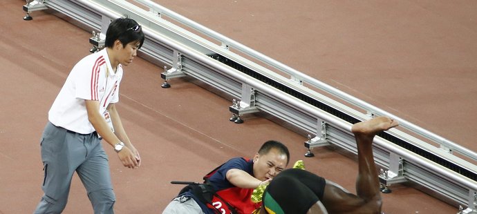 Usain Bolt při srážce s čínským kameramanem