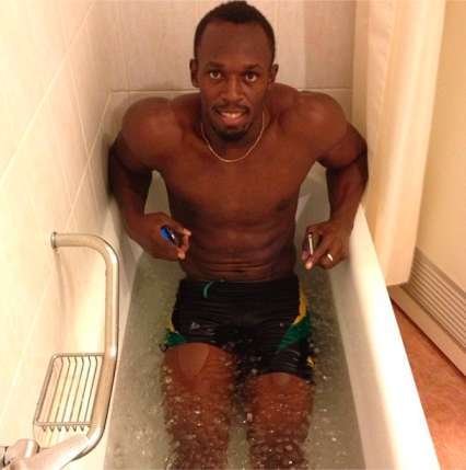 Nejlepší sprinter světa Usain Bolt odpočívá po triumfu na atletickém MS v Moskvě, při regeneraci mu pomáhá ledová koupel