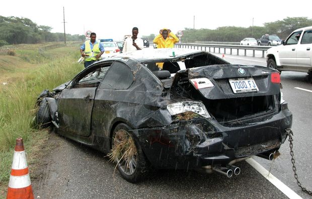 Nabourané auto jamajského sprintera Usaina Bolta. Nabourané auto jamajského sprintera Usaina Bolta.