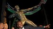 Usain Bolt pózuje během odhalení své sochy v jamajském Kingstonu