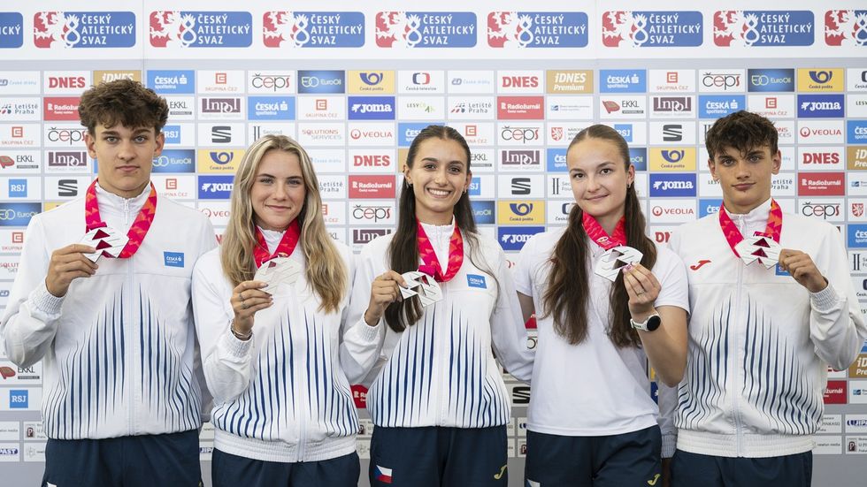 Medailisté z juniorského mistrovství světa v atletice přijímají gratulace: Lukáš Mareš, Sophia Pischnothová, Kateřina Čechová, Linda Botková, Jakub Marek
