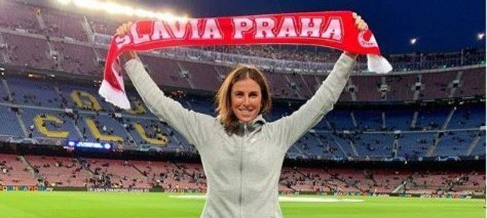 Česká atletka Zuzana Hejnová fandila Slavii při utkání Ligy mistrů na Barceloně