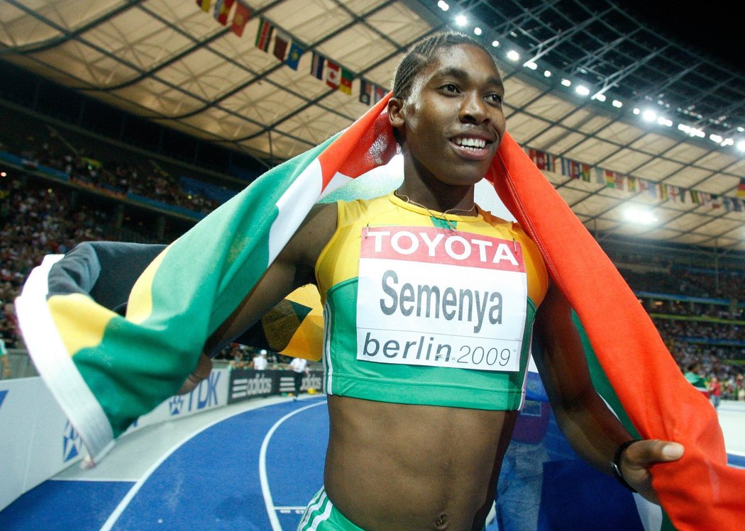 Caster Semenyaová slaví svůj titul na mistrovství světa v roce 2009