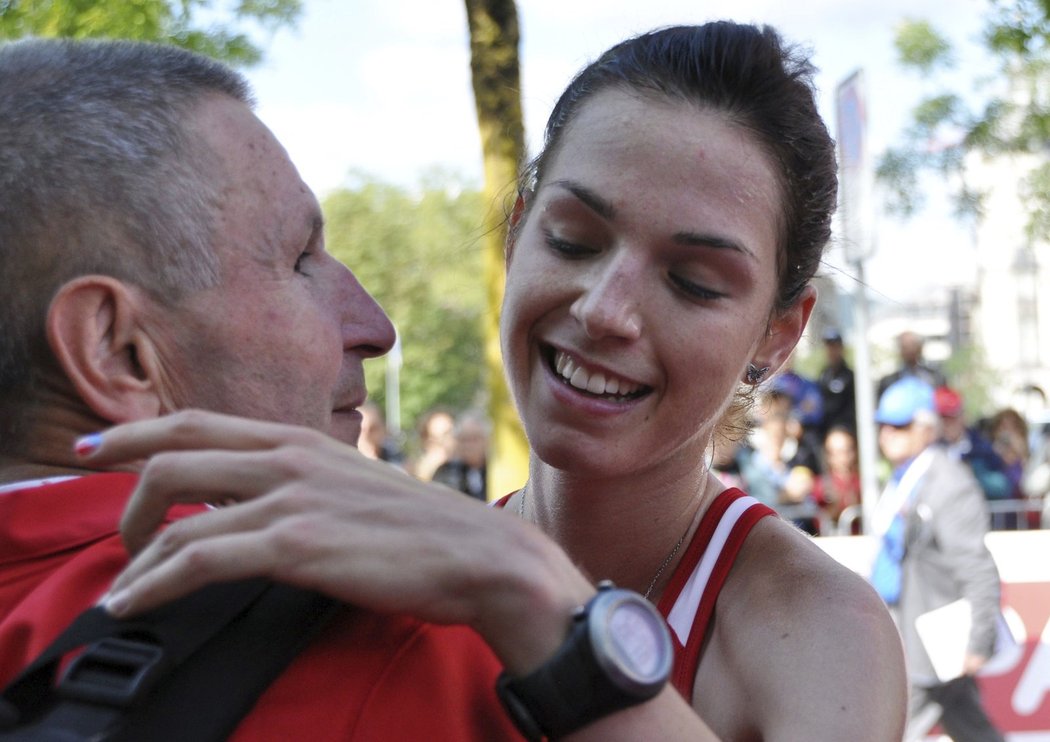 Šťastná Drahotová sice v cíli zkolabovala, ale těšila jí vyhraná medaile