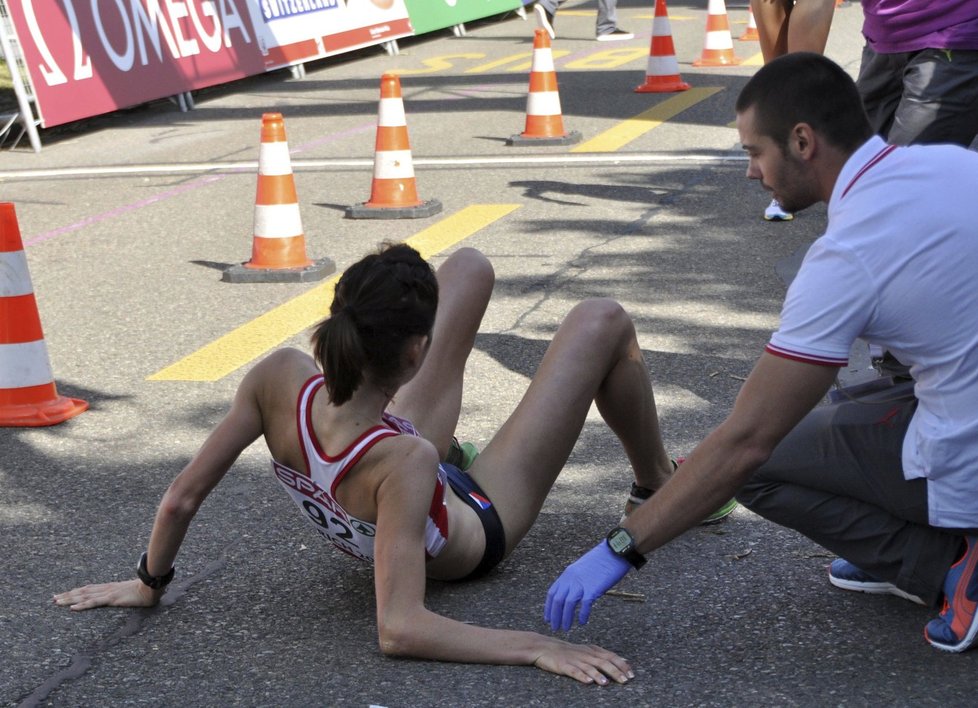 Anežka Drahotová v cíli zkolabovala a musela na vozík