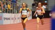 Sofia Ennaouiová z Polska vyhrála běh na 1500 m, vpravo je druhá Simona Vrzalová, která časem 4:05,73 překonala český halový rekord