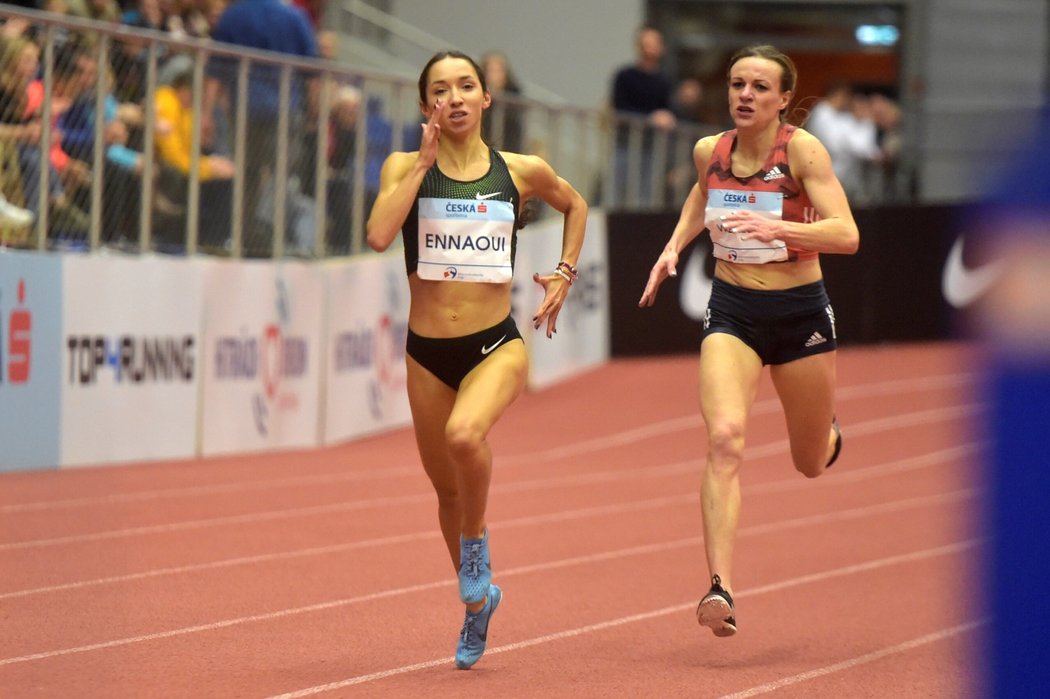 Sofia Ennaouiová z Polska vyhrála běh na 1500 m, vpravo je druhá Simona Vrzalová, která časem 4:05,73 překonala český halový rekord