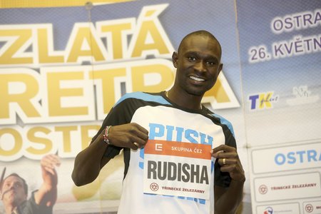 Keňský běžec David Rudisha v Ostravě na tiskové konferenci atletického mítinku Zlatá tretra.