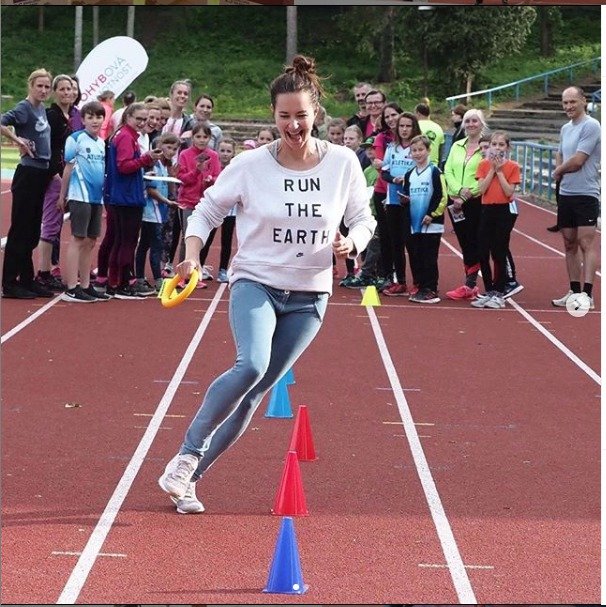 Zdatná maminka Denisa Helceletová ukazuje dětem na kempech, jak si zamilovat atletiku