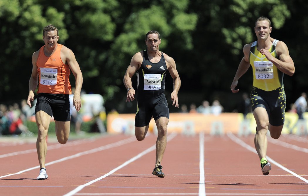 (zleva) Brent Newdick, Roman Šebrle a Darius Draudvila na stovce při desetiboji v Kladně