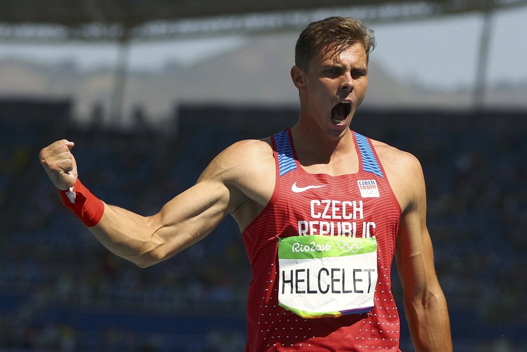 Adam Sebastian Helcelet se raduje ze svého pokusu ve vrhu koulí, který ho posunul na průběžné 11. místo olympijského desetiboje