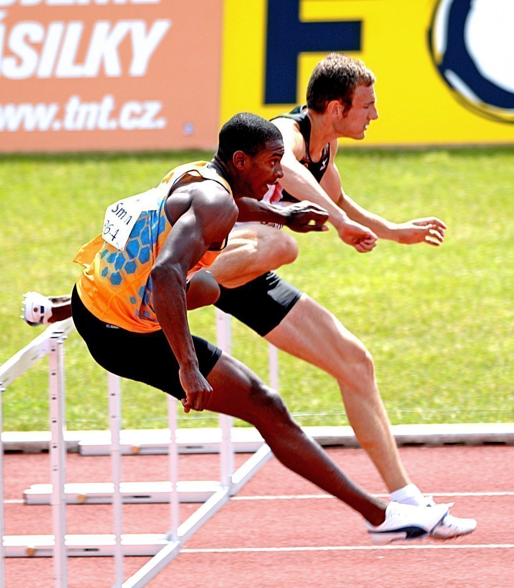 Maurice Smith a Stanislav Sajdok při běhu na 110m překážek