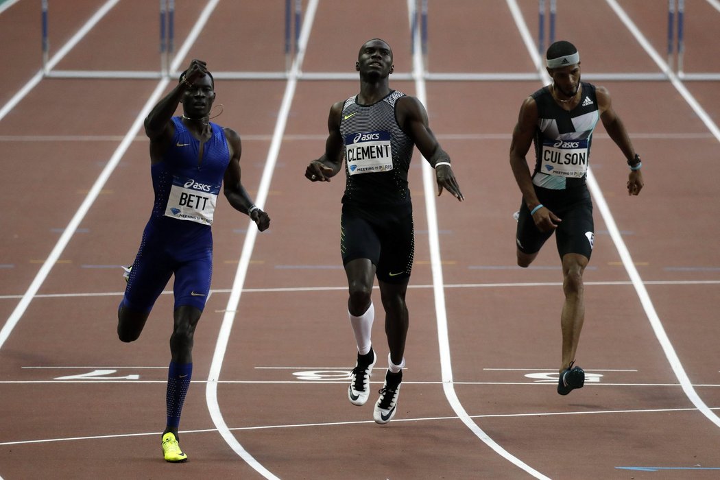 Keňský běžec Nicholas Bett slaví v běhu na 400 metrů překážek