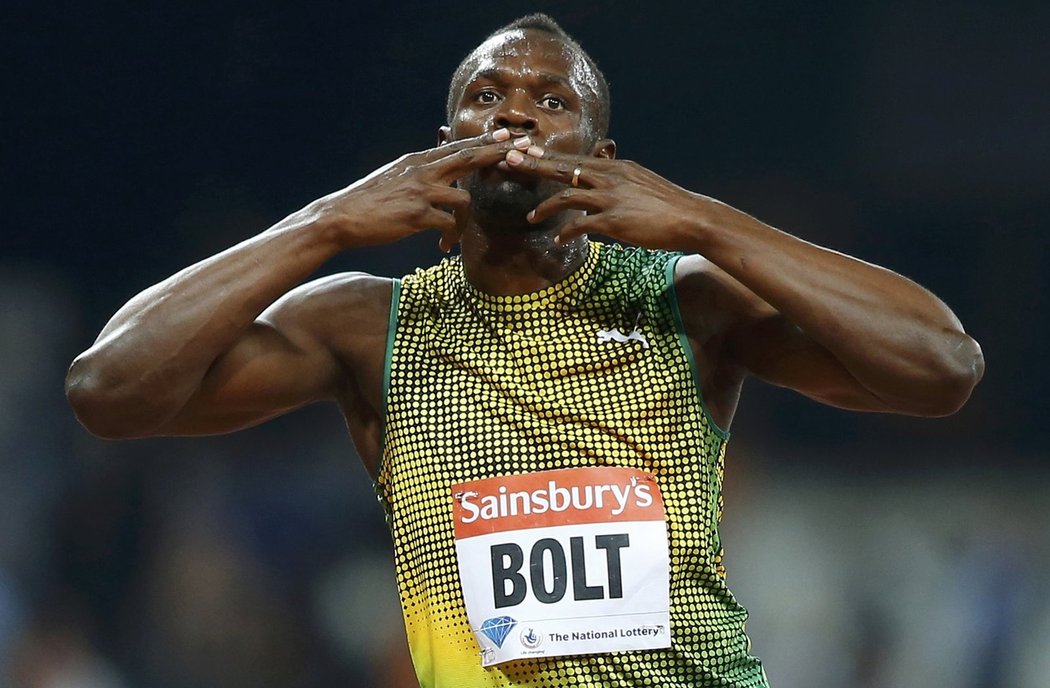 Jamajský rychlík Usain Bolt nebyl spokojen se startem do závodu Diamantové ligy v Londýně, po doběhu do cíle ale slavil