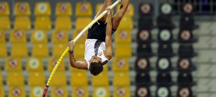 Armandu Duplantisovi stačilo v katarském Dauhá k vítězství skočit 582 centimetrů