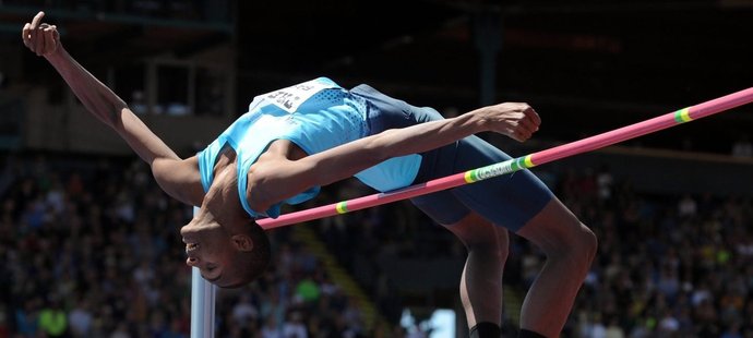 Katarský atlet Mutaz Essa Baršim překonává laťku na mítinku Diamantové ligy v Eugene