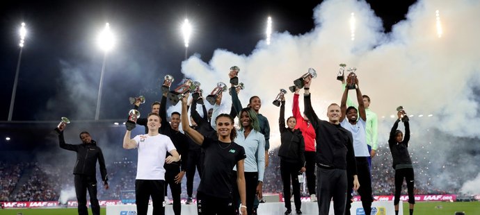 Vítězové Diamantové ligy po konci finále v Curychu zapózovali se svými trofejemi