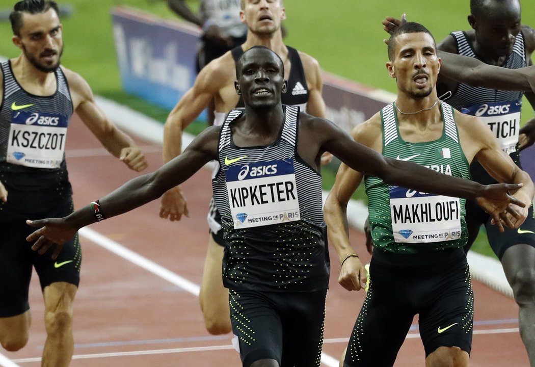 Alfred Kipketer vítězí v běhu na 800 metrů