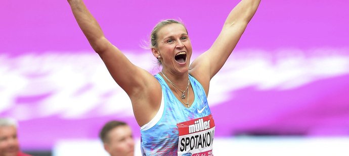 Barbora Špotáková se raduje ze svého triumfu na Diamantové lize v Londýně