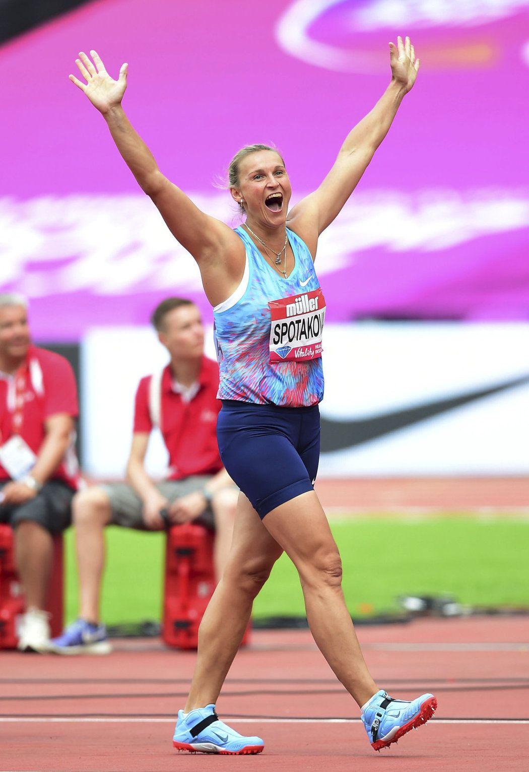 Barbora Špotáková se raduje ze svého triumfu na Diamantové lize v Londýně