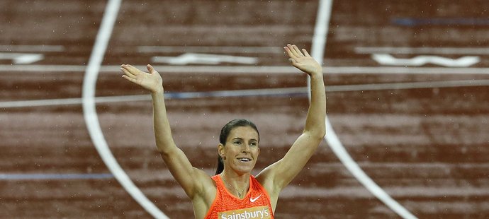 Zuzana Hejnová se raduje po vítězství v závodě na 400 metrů překážek na Diamantové lize v Londýně
