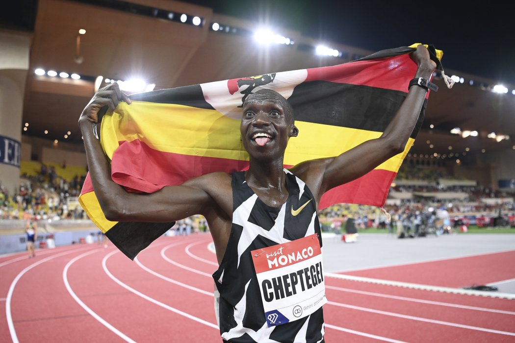 Joshua Cheptegei a jeho radost po překonání světového rekordu
