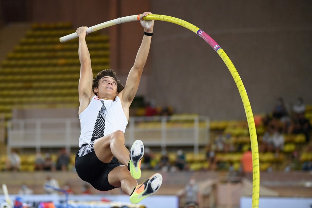 Armand Duplantis v pátek ovládl mítink Diamantové ligy v Monaku