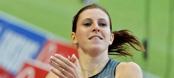 Zuzana Hejnová se raduje z vítězství v závodě na 400 metrů překážek na Diamantové lize v Monaku