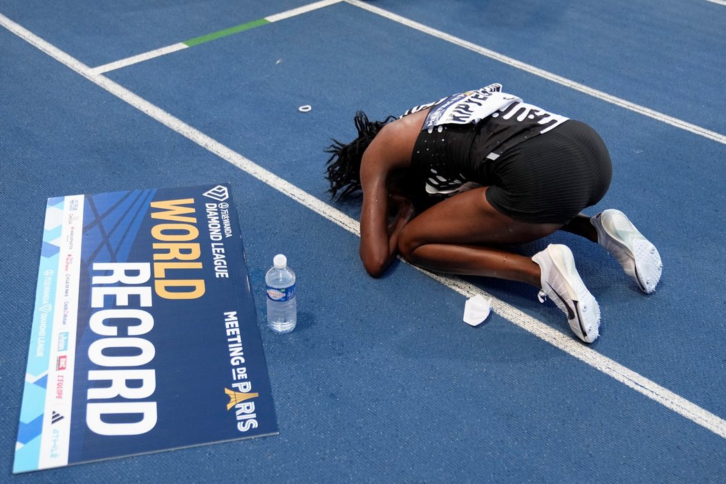 Keňská běžkyně Faith Kipyegonová po vytvoření nového světového rekordu v běhu na 5000 metrů