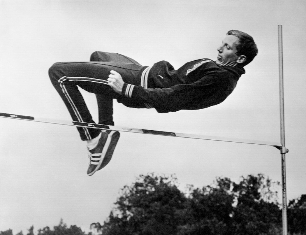 Dick Fosbury byl průkopníkem současné skokanské techniky