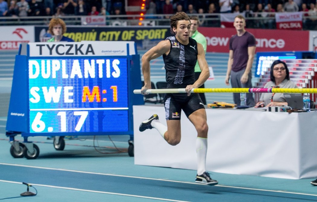 Švéd Armand Duplantis překonal světový rekord ve skoku o tyči