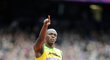 Bolt zdraví fanoušky před startem závodu na 200 metrů na olympiádě v Londýně