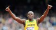 Bolt zdraví fanoušky před startem závodu na 200 metrů na olympiádě v Londýně
