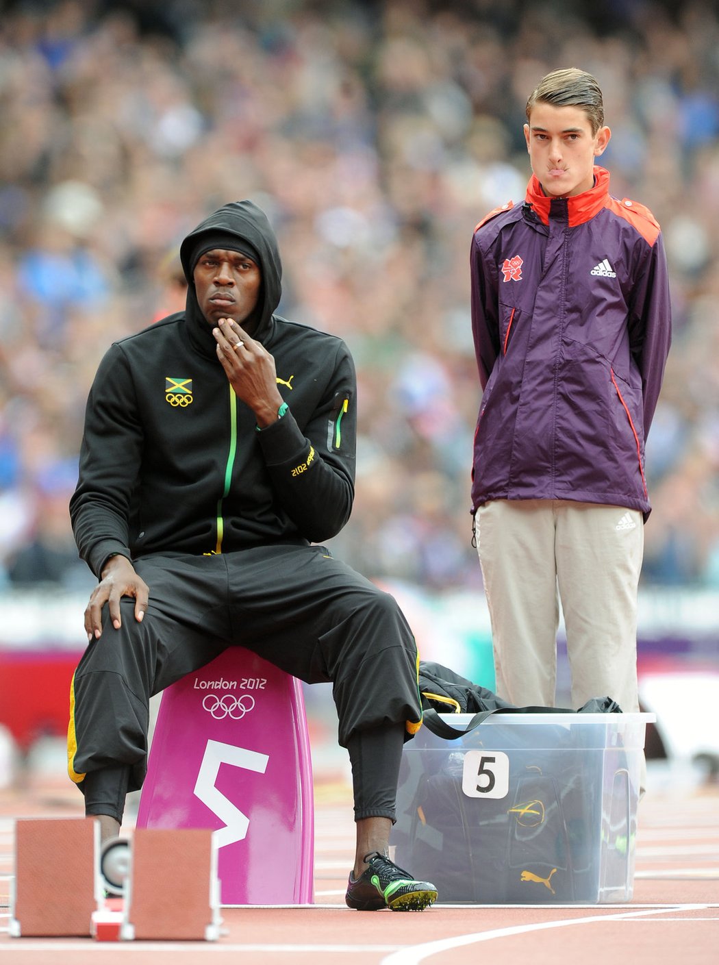 Jamajský sprinter Usain Bolt před svým prvním startem na trati 200 metrů