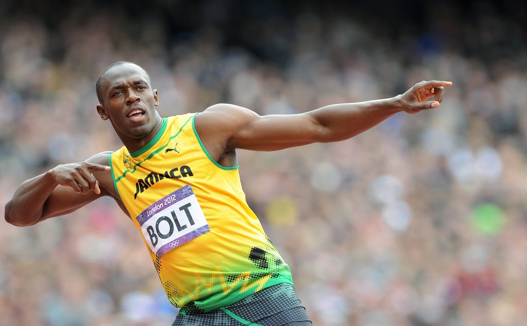 Další show. Typický Usain Bolt baví fanoušky před startem rozběhu na 200 metrů