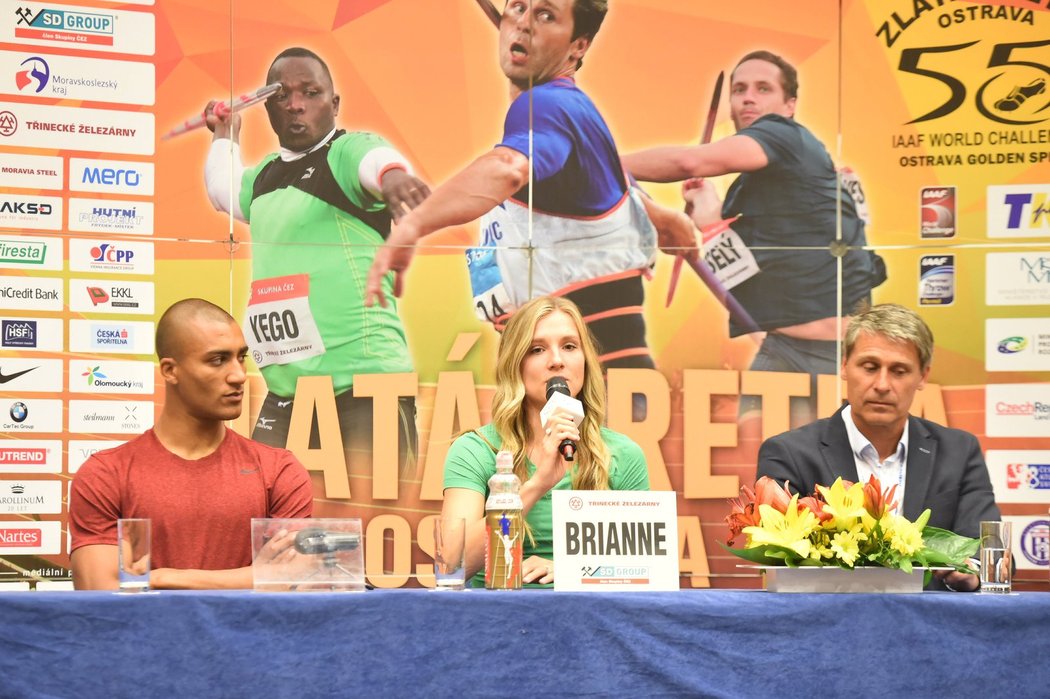 Ředitel Jan Železný a největší hvězdy Ashton Eaton (vlevo) a jeho manželka Brianne Theisenová-Eatonová vystoupili 19. května v Ostravě na tiskové konferenci k atletickému mítinku Zlatá tretry.