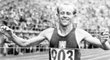 Emil Zátopek vyhrál čtyři zlaté medaile z olympijských her, na snímku si dobíhá pro jednu z nich v Helsinkách v roce 1952