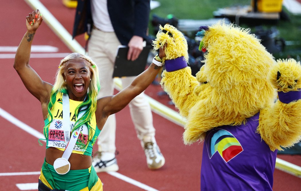 Historickému jamajskému trojitému triumfu na ženské stovce ve finále na mistrovství světa v Eugene vládla zelenožlutá hříva Shelly-Ann Fraserové-Pryceové