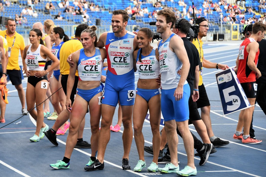 Čtvrtkařská smíšená štafeta ve složení Matěj Krsek, Tereza Petržilková, Vít Müller a Lada Vondrová v rekordu vyhrála ME družstev i Evropské hry