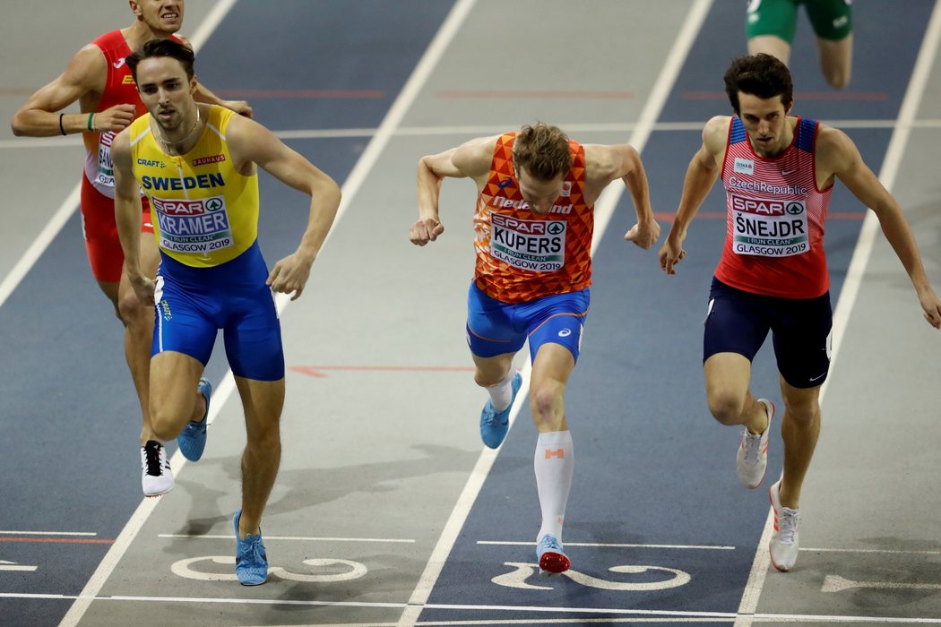 Filip Šnejdr (vpravo) vybojoval na HME v Glasgow v běhu na 800 metrů postup do semifinále