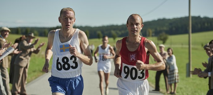 Gustaf Jansson (Jan Pernica) a Emil Zátopek (Václav Neužil) na pověstném maratonu v Helsinkách