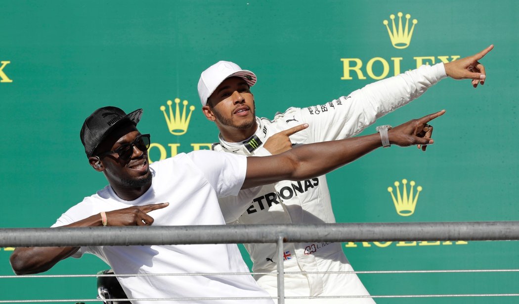 Jamajský sprinter Usain Bolt na závodech formule 1 s Luisem Hamiltonem